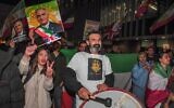 Des personnes participent à une contre-manifestation lors d'une veillée en l'honneur du guide suprême iranien, l'ayatollah Ali Khamenei, dans le centre de Manchester, le 4 mars 2026. (Crédit : PA via Reuters)
