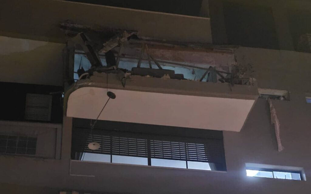 L'appartement de Ramat Gan touché après une attaque meurtrière de missile iranien, dans la nuit du 17 au le 18 mars 2026. (Crédit : Service d'incendie et de secours)