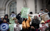 Des activistes manifestent contre un projet de loi de la ville de New York visant à protéger les lieux de culte, devant l’hôtel de ville de New York, le 25 février 2026. (Crédit : Luke Tress/Times of Israel)