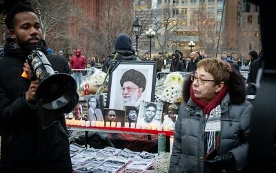 Des manifestants scandant des slogans lors d'une veillée en l'honneur d'Ali Khamenei éliminé par Israël le 28 février à Téhéran, à New York, le 6 mars 2026. (Crédit : Luke Tress/Times of Israel)