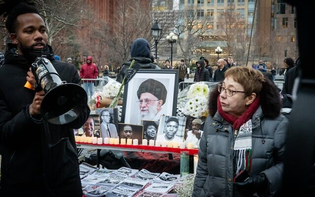 Des manifestants scandant des slogans lors d'une veillée en l'honneur d'Ali Khamenei éliminé par Israël le 28 février à Téhéran, à New York, le 6 mars 2026. (Crédit : Luke Tress/Times of Israel)