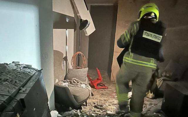 Un pompier à l'intérieur d'une maison  qui a été touchée lors d'une attaque de l'Iran et du Hezbollah au moshav Haniel, dans le centre d'Israël, dans la matinée du 12 mars 2026. (Service d'incendie et de secours d'Israël)