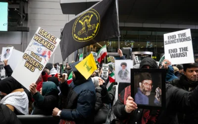 Manifestants antisionistes lors d'un rassemblement de la Journée d'Al-Qods, à Times Square, New York, le 13 mars 2026. (Crédit : Luke Tress/Times of Israel)