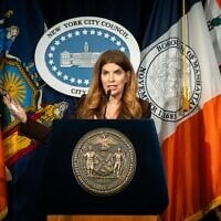 La présidente du Conseil municipal de New York, Julie Menin, évoque un projet de loi visant à protéger les lieux de culte, à l'hôtel de ville de Manhattan, le 26 mars 2026. (Crédit : Luke Tress/Times of Israel)