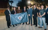 Des membres des College Republicans de l’université de Floride posent avec le candidat au poste de gouverneur James Fishback, troisième à partir de la gauche, sur une publication publiée par Fishback le 13 mars 2026. (Crédit : Capture d’écran/XJTA)