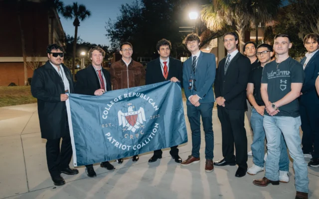 Des membres des College Republicans de l’université de Floride posent avec le candidat au poste de gouverneur James Fishback, troisième à partir de la gauche, sur une publication publiée par Fishback le 13 mars 2026. (Crédit : Capture d’écran/XJTA) Des membres des College Republicans de l’université de Floride posent avec le candidat au poste de gouverneur James Fishback, troisième à partir de la gauche, sur une publication publiée par Fishback le 13 mars 2026. (Crédit : Capture d’écran/XJTA)