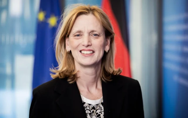 La ministre fédérale Karin Prien porte une étoile de David sur son portrait officiel du gouvernement. (Crédit : Christoph Soeder/dpa/picture alliance via Getty Images/via JTA)
