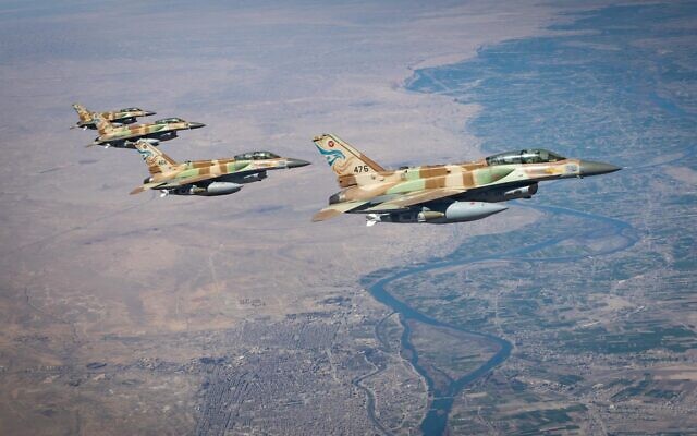 Des avions de combat F-16i de l'IAF s'envolant vers l'Iran pour mener des frappes, dans une photo diffusée le 4 mars 2026. (Crédit : Armée israélienne) Des avions de combat F-16i de l'IAF s'envolant vers l'Iran pour mener des frappes, dans une photo diffusée le 4 mars 2026. (Crédit : Armée israélienne)