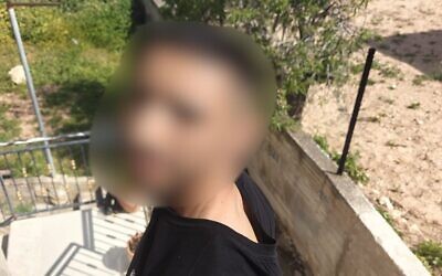 Arrestation d'un homme accusé d'avoir enlevé ses deux enfants pour les emmener dans le sud de la Cisjordanie, le 12 mars 2026. (Crédit : Police israélienne)