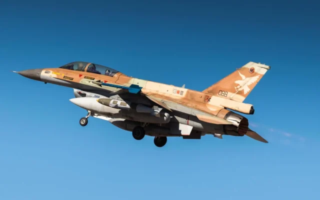 Un avion de chasse F-16 de l'armée de l'air israélienne s'apprêtant à partir pour une mission de frappe en Iran, sur une photo publiée le 19 mars 2026. (Crédit : Armée israélienne)
