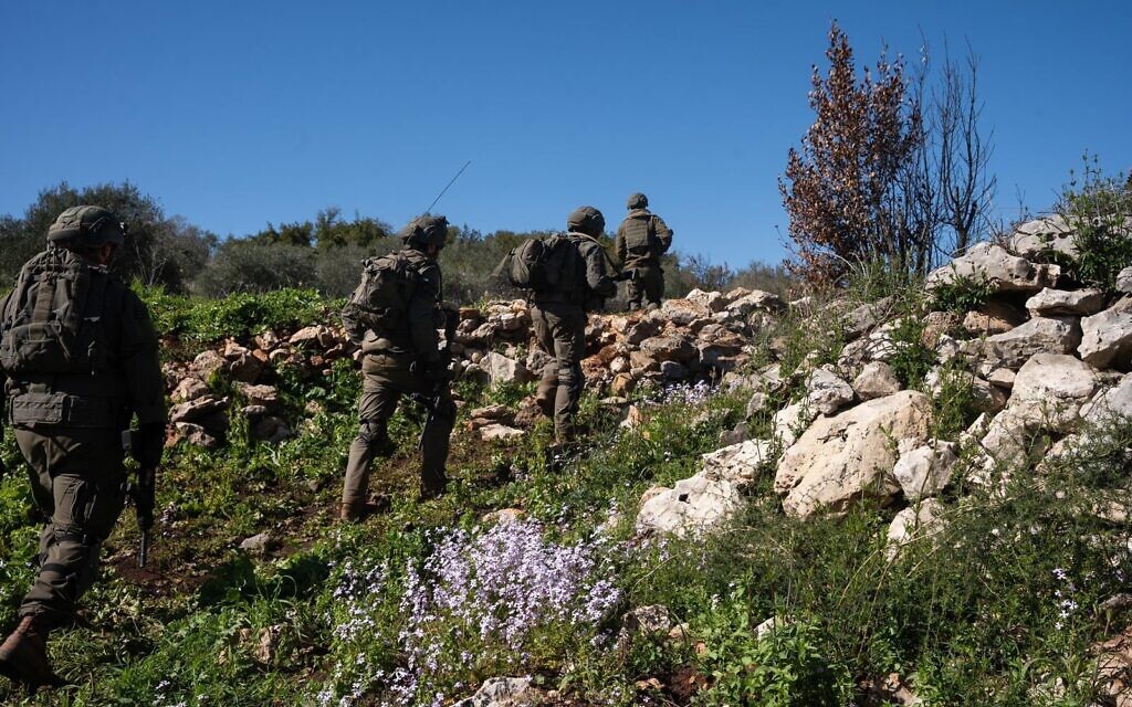 Des soldats de l'armée israélienne opérant à l'ouest du Liban, sur une photo diffusée le 9 mars 2026. (Crédit : Armée israélienne)