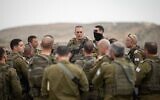 Le chef d'état-major de l'armée israélienne, le lieutenant-général Eyal Zamir, s'entretenant avec des officiers, en Cisjordanie, le 18 mars 2026. (Crédit : Armée israélienne)