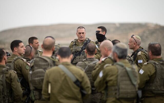 Le chef d'état-major de l'armée israélienne, le lieutenant-général Eyal Zamir, s'entretenant avec des officiers, en Cisjordanie, le 18 mars 2026. (Crédit : Armée israélienne) Le chef d'état-major de l'armée israélienne, le lieutenant-général Eyal Zamir, s'entretenant avec des officiers, en Cisjordanie, le 18 mars 2026. (Crédit : Armée israélienne)