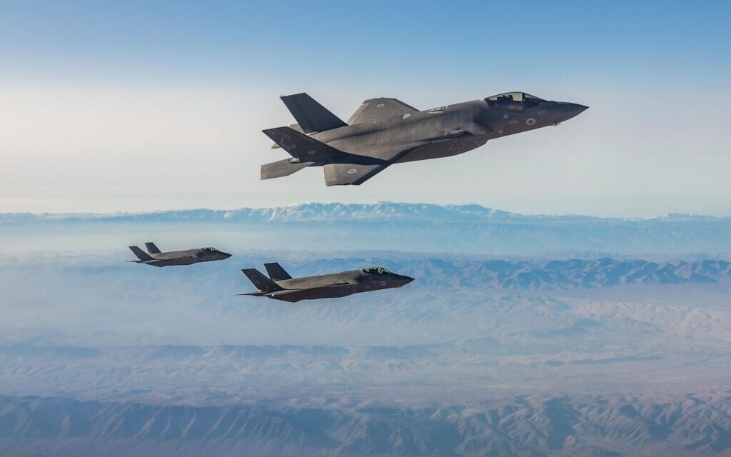 Des avions de chasse F-35I de l’armée de l’air israélienne s’apprêtant à frapper en Iran, sur une photo publiée le 15 mars 2026. (Crédit : Armée israélienne)