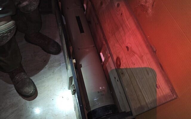 Un missile antichar du groupe terroriste chiite libanais du Hezbollah découvert par l'armée israélienne dans le sud du Liban, sur une photo autorisée à la publication le 30 mars 2026. (Crédit : Armée israélienne)
