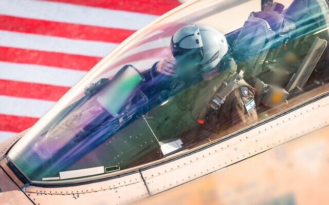 Un avion de chasse de l'armée de l'air israélienne s’apprêtant à décoller d'une base aérienne en Israël pour mener des frappes en Iran, le 28 février 2026. (Crédit : Armée israélienne)