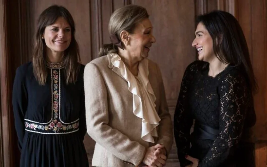 De gauche à droite : Miranda Darling, Farah Pahlavi, qui fut reine d'Iran, et Viola Raikhel, à Paris, en février 2017. ( © Productions de Vanishing Pictures )