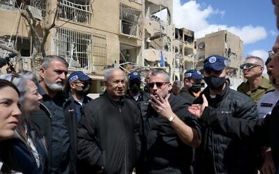Le Premier ministre Benjamin Netanyahu, sur le site où un missile iranien a frappé à Arad, le 22 mars 2026. (Crédit : Avi Ohayon/GPO)