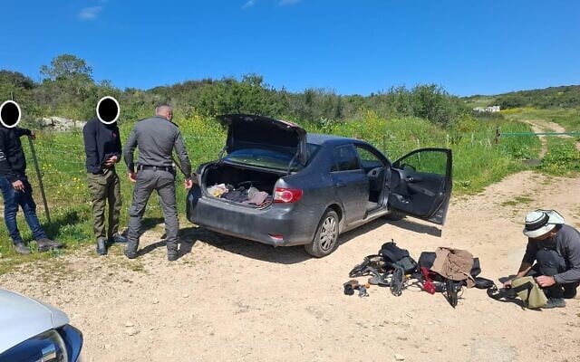 Des suspects surpris en train de piller des antiquités, à Horvat Hadarim, dans le nord d’Israël, en mars 2026. (Crédit : Porte-parole de la police des frontières)