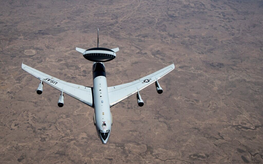 Un E-3 Sentry de l'US Air Force survolant la zone de responsabilité du Commandement central des États-Unis (CENTCOM), le 11 juillet 2020 (Crédit : Aviateur de 1re classe Duncan C. Bevan/US Air Force)