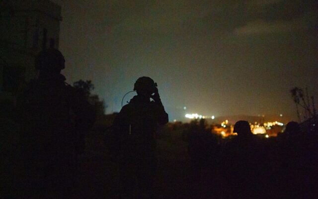 Des soldats de l'armée israélienne opérant dans le sud du Liban, sur une photo diffusée le 16 mars 2026. (Crédit : Armée israélienne)
