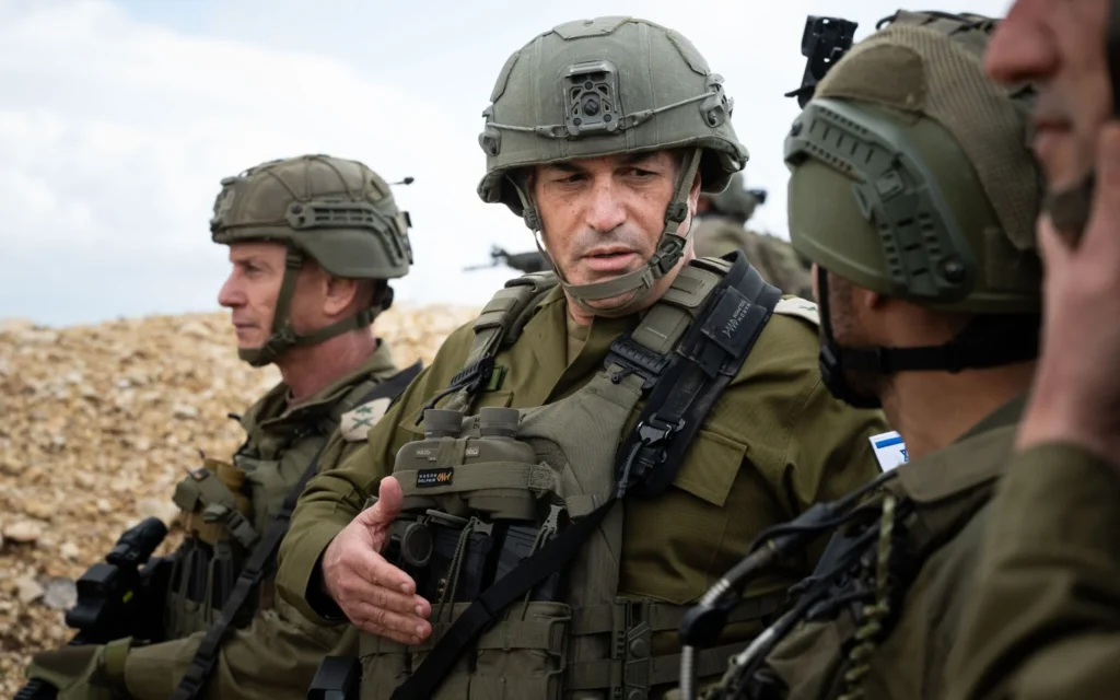 Le chef d’état-major de l’armée israélienne, le lieutenant-général Eyal Zamir, dans le sud du Liban, le 27 mars 2026. (Crédit : Armée israélienne)