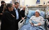 Cette photo montre le président Isaac Herzog et son épouse Michal rendant visite à Penina Cohen, blessée par un missile iranien, à l'hôpital Hadassah de Jérusalem, le 2 mars 2026. (Crédit : Haim Zach/GPO)
