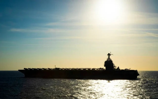 Vue du porte-avions USS Gerald R. Ford, le 26 mars 2023 (Photo de la Marine américaine prise par le spécialiste des communications grand public de 2e classe Malachi Lakey)
