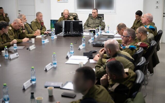 Le chef d'état-major des Forces de défense israéliennes, le lieutenant-général Eyal Zamir (au centre à droite), rencontre le chef du Commandement du Nord, le général de division Rafi Milo (au centre à gauche), ainsi que d'autres officiers au quartier général du Commandement du Nord à Safed, le 21 mars 2026. (Crédit : Armée israélienne)