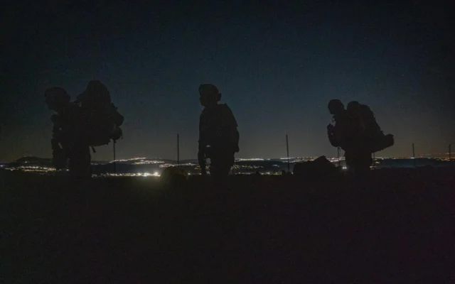 Des soldats de la 146ᵉ division de réserve opèrent dans le sud du Liban, sur une photo fournie par l'armée le 9 mars 2026. (Crédit : Tsahal)