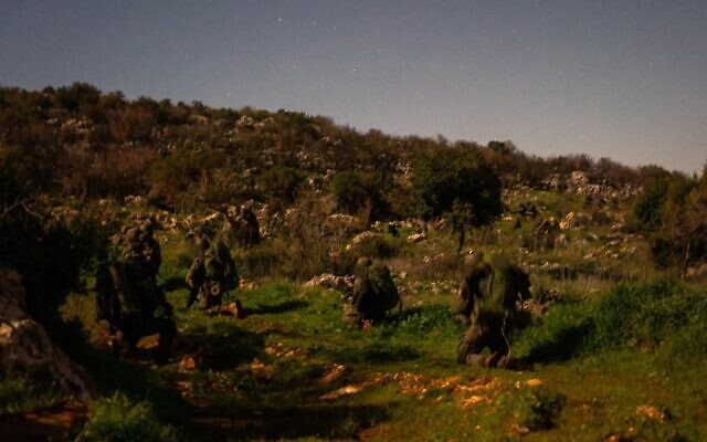 Les troupes de la 300e brigade régionale « Baram » opèrent dans le sud du Liban, sur une photo diffusée par l'armée le 4 mars 2026. (Crédit : Armée israélienne)