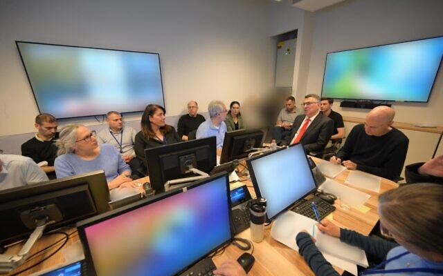 Le ministre des Affaires étrangères Gideon Saar procède à une évaluation de la situation le 1er mars 2026. (Crédit : Shlomi Amselam/GPO)