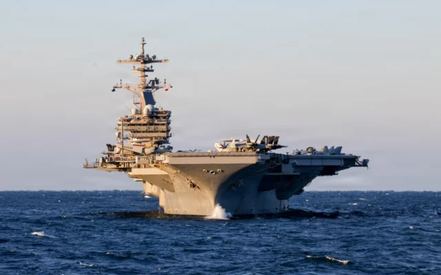 Le porte-avions de classe Nimitz USS George H.W. Bush navigue dans l'océan Atlantique, le 6 février 2026 (Crédit: marine américaine/John R. Farren,)