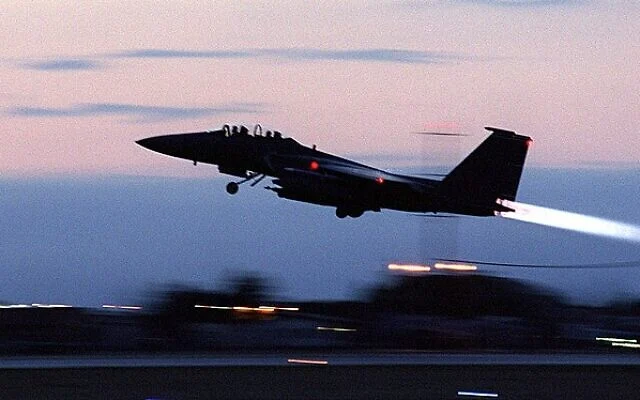 Un F-15E Strike Eagle de l'US Air Force décollant de la base aérienne d'Aviano, en Italie, pour une mission de frappe aérienne dans le cadre de l'Opération « Allied Force » de l'OTAN, le 28 mars 1999. (Crédit : Domaine public/Senior Airman Mitch Fuqua, US Air Force)