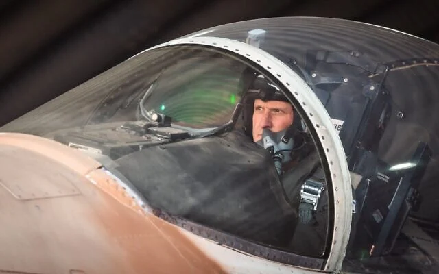 Le chef de l'armée de l'air, le général de division Tomer Bar, est photographié dans un avion de chasse F-15I à la base aérienne de Hatzerim, dans une image publiée le 3 novembre 2023. (Crédit : Amit Agronov/Armée de l'air israélienne)