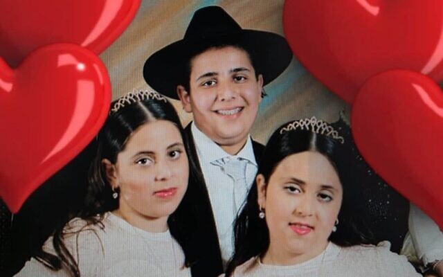 De gauche à droite : Avigail (15 ans), Yaakov (16 ans) et Sarah (13 ans) Biton, tués lors d'une frappe iranienne à Beit Shemesh le 1er mars 2026. (Crédit : Autorisation)