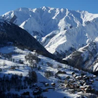 Une photo prise le 29 décembre 2014 montre la station de ski de Saint-Martin-de-Belleville dans la vallée des Belleville, près de la ville de Moutiers, dans l'est de la France (Crédit : JEAN-PIERRE CLATOT / AFP)