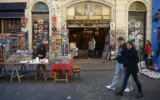 Des touristes visitent le marché de rue du quartier de San Telmo, à Buenos Aires, en Argentine, le 14 juin 2015. (Crédit : Eitan Abramovich/AFP)