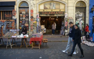 Des touristes visitent le marché de rue du quartier de San Telmo, à Buenos Aires, en Argentine, le 14 juin 2015. (Crédit : Eitan Abramovich/AFP)