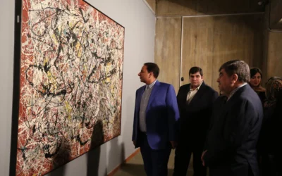 Le ministre iranien de la Culture, Ali Jannati (à droite), examine la « Mural on Indian Red Ground » (1950) de l'artiste américain Jackson Pollock le jour du vernissage d'une exposition d'art moderne au Musée d'art contemporain de Téhéran, le 20 novembre 2015. (ATTA KENARE / AFP) Le ministre iranien de la Culture, Ali Jannati (à droite), examine la « Mural on Indian Red Ground » (1950) de l'artiste américain Jackson Pollock le jour du vernissage d'une exposition d'art moderne au Musée d'art contemporain de Téhéran, le 20 novembre 2015. (ATTA KENARE / AFP)
