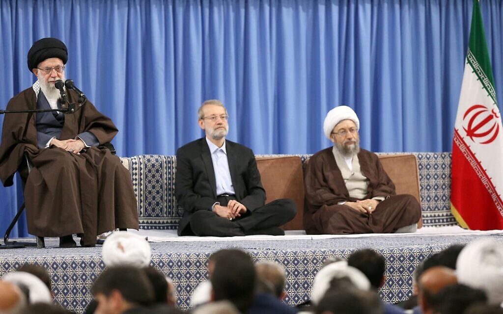 Le chef de la sécurité iranienne Ali Larijani (au centre) et l’ambassadeur d’Iran au Liban Mojtaba Amani (à droite) assistant à une cérémonie marquant le premier anniversaire de l’élimination par Israël du chef de longue date du groupe terroriste chiite libanais du Hezbollah, Hassan Nasrallah, dans la banlieue sud de Beyrouth, le 27 septembre 2025. (Crédit : Anwar Amro/AFP)