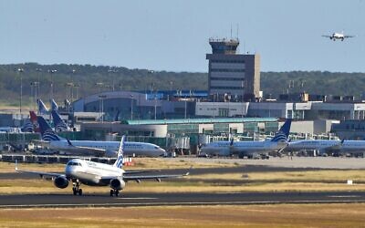 Illustration : Un avion roulant sur une piste tandis que d'autres sont immobilisés sur l'aire de trafic de l'aéroport international de Tocumen, à Panama City, au Panama, le 22 mars 2020. (Crédit : Luis Acosta/AFP)