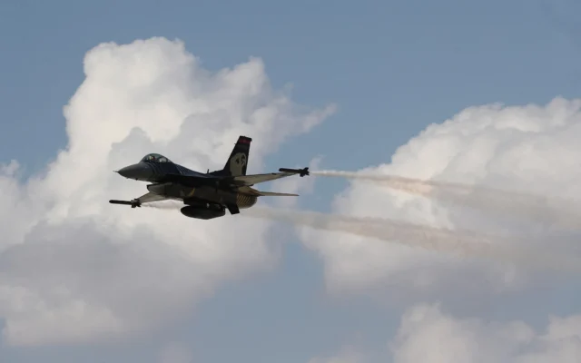 Un F-16 turc vu lors d'un salon aéronautique à Eskisehir, en Turquie, le 13 septembre 2020. (Crédit : Adem ALTAN / AFP)