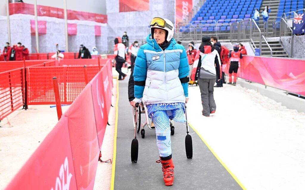 L'Israélienne Sheina Vaspi après sa descente en ski alpin au Centre national de ski alpin de Yanqing lors des Jeux paralympiques d'hiver de Pékin 2022, le 11 mars 2022. (Wang Zhao / AFP) L'Israélienne Sheina Vaspi après sa descente en ski alpin au Centre national de ski alpin de Yanqing lors des Jeux paralympiques d'hiver de Pékin 2022, le 11 mars 2022. (Wang Zhao / AFP)