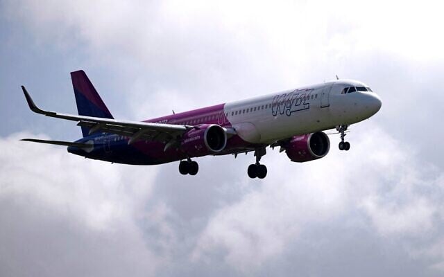 Illustration : Un avion de la compagnie Wizz Air s'apprêtant à atterrir à l'aéroport de Gatwick, au sud de Londres, le 10 juin 2022. (Crédit : Ben Stansall/AFP) Illustration : Un avion de la compagnie Wizz Air s'apprêtant à atterrir à l'aéroport de Gatwick, au sud de Londres, le 10 juin 2022. (Crédit : Ben Stansall/AFP)