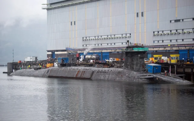 Un sous-marin de classe Vanguard subit des travaux de maintenance à la base navale HM Naval Base Clyde, à Faslane, au nord-ouest de Glasgow, en Écosse, le 28 avril 2023. (Crédit : Andy Buchanan / AFP) Un sous-marin de classe Vanguard subit des travaux de maintenance à la base navale HM Naval Base Clyde, à Faslane, au nord-ouest de Glasgow, en Écosse, le 28 avril 2023. (Crédit : Andy Buchanan / AFP)