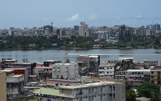 Vue générale de la lagune Ébrié qui traverse les quartiers de Marcory et Cocody à Abidjan, le 10 mai 2023. (Crédit : Issouf Sanogo / AFP) Vue générale de la lagune Ébrié qui traverse les quartiers de Marcory et Cocody à Abidjan, le 10 mai 2023. (Crédit : Issouf Sanogo / AFP)