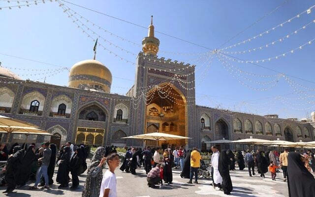 Des pèlerins réunis au sanctuaire de l'imam Reza, dans la ville de Mashhad, au nord-est de l'Iran, le 1ᵉʳ octobre 2023. (Crédit : Atta Kenare/AFP)