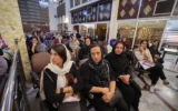 Des Juifs iraniens manifestent contre Israël et pour les Palestiniens de Gaza dans une synagogue de Téhéran, le 30 octobre 2023, quelques jours après le début de la guerre entre Israël et le Hamas, déclenchée par le pogrom commis par le Hamas le 7 octobre 2023. (Photo Atta Kenare / AFP)