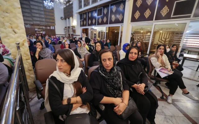 Des Juifs iraniens manifestent contre Israël et pour les Palestiniens de Gaza dans une synagogue de Téhéran, le 30 octobre 2023, quelques jours après le début de la guerre entre Israël et le Hamas, déclenchée par le pogrom commis par le Hamas le 7 octobre 2023. (Photo Atta Kenare / AFP)